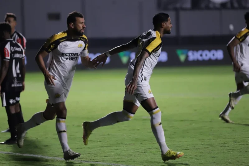 Criciúma marca primeiro, sofre com expulsão e garante empate em Minas