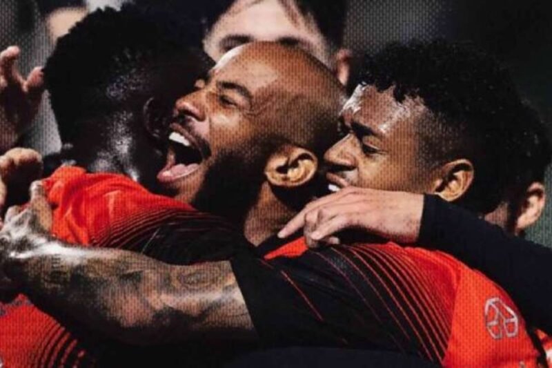 Em jogo de duas viradas, Athletico vence a Chapecoense e cola no G4 da Série B