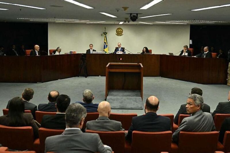 Por que Fux condenou centenas de pessoas por invasões do 8 de janeiro, mas absolveu Bolsonaro
