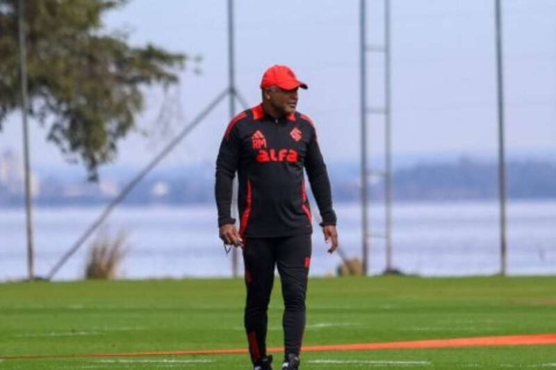 Roger planeja melhorar parte criativa e ofensiva do Internacional na data Fifa