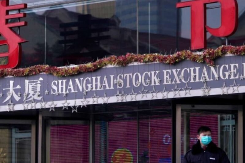 Ações da China fecham em alta, bens de consumo básico compensam queda no setor de tecnologia