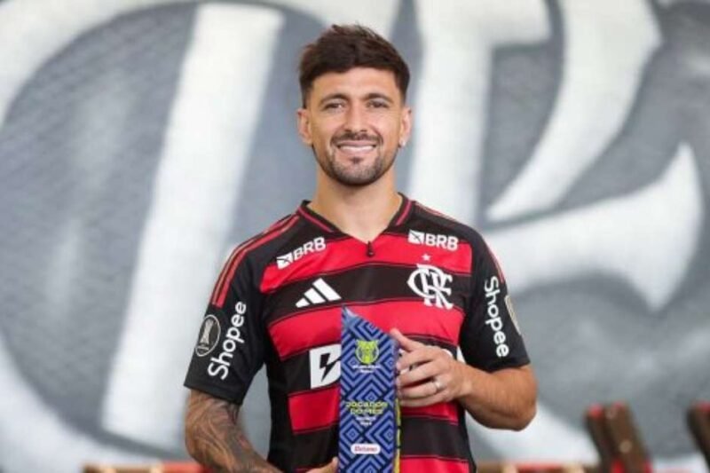 Arrascaeta recebe prêmio de melhor jogador do Brasileirão em agosto