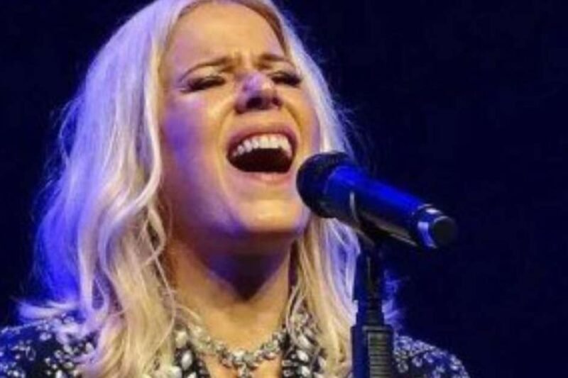 Bela e cheia de energia aos 63 anos, Paula Toller segue em turnê: 'Envelheci bem'