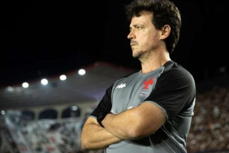 Diniz celebra “volta por cima” de Robert Renan em classificação do Vasco