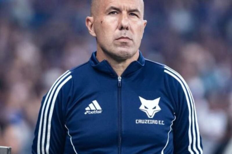 Leonardo Jardim se emociona com classificação e oferece vitória para a torcida