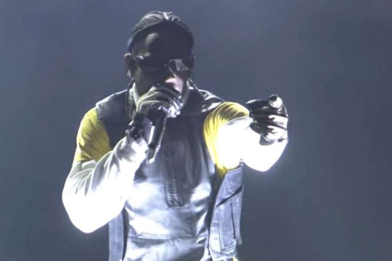 No ‘dia do hip hop’ do The Town, Travis Scott faz show de rockstar