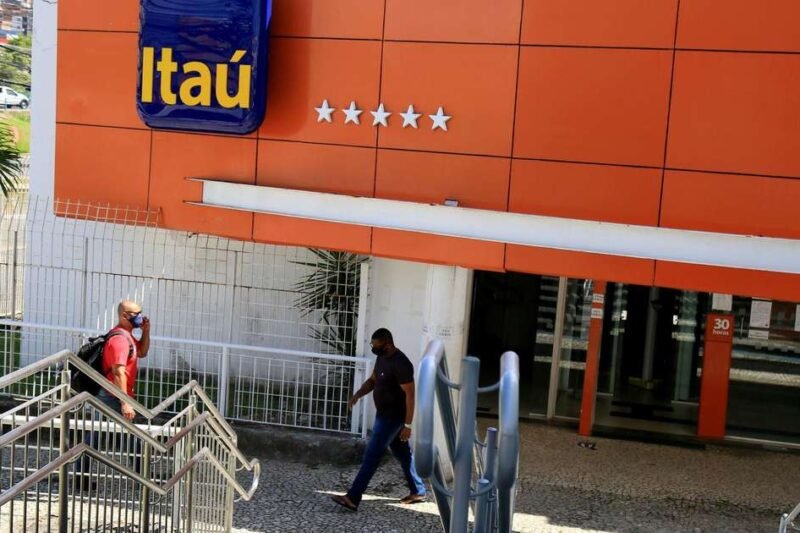 Por que Itaú demitiu cerca de mil funcionários que trabalhavam de casa