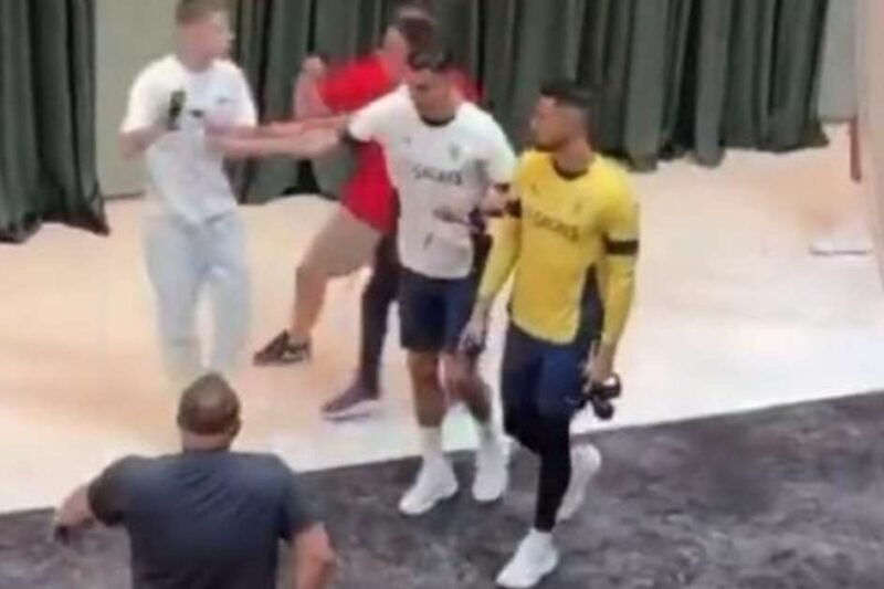 Cristiano Ronaldo empurra torcedor no hotel da seleção portuguesa