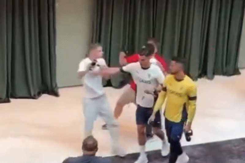 Cristiano Ronaldo se irrita e empurra fã; veja o vídeo