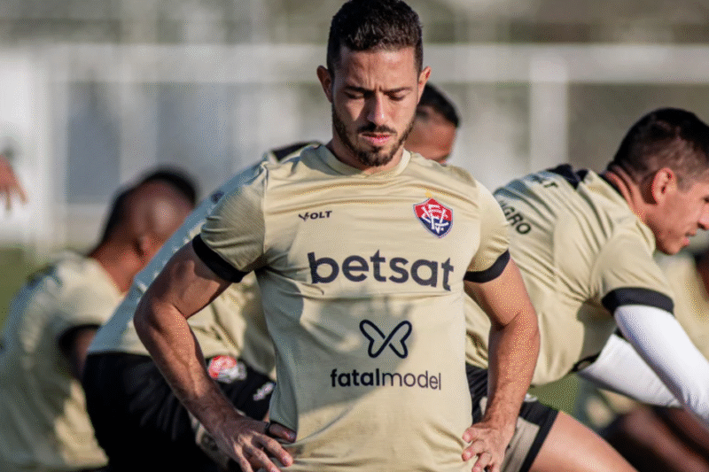 Vitória rescinde contrato de meia emprestado ao Vila Nova
