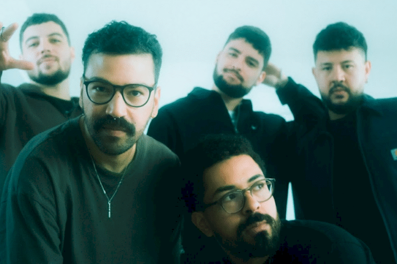 Com nova formação, Colina divide com o público a 1ª parte de seu novo álbum ‘Ego Frágil’