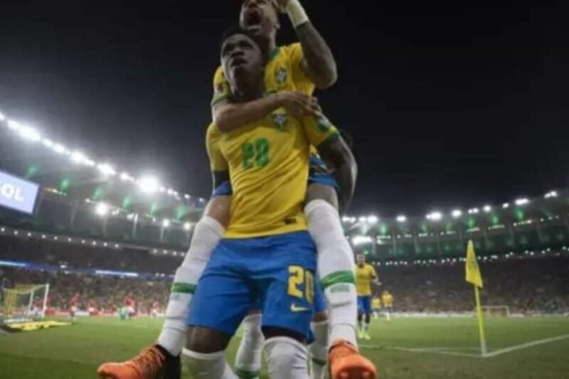 Ex-nome histórico da zaga brasileira coloca atacante ex-Palmeiras como opção a Neymar