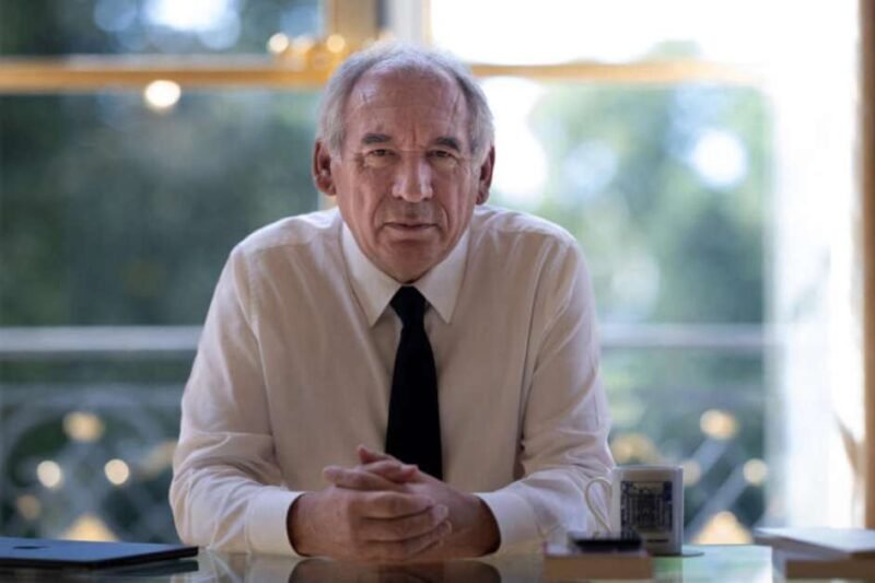 quais os cenários possíveis em caso de demissão do primeiro-ministro François Bayrou