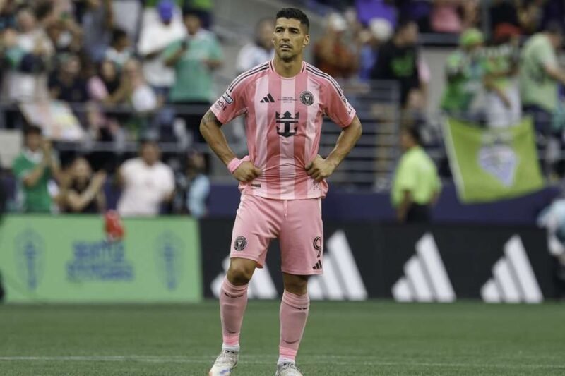 Craque é suspenso por cuspir em membro da comissão técnica