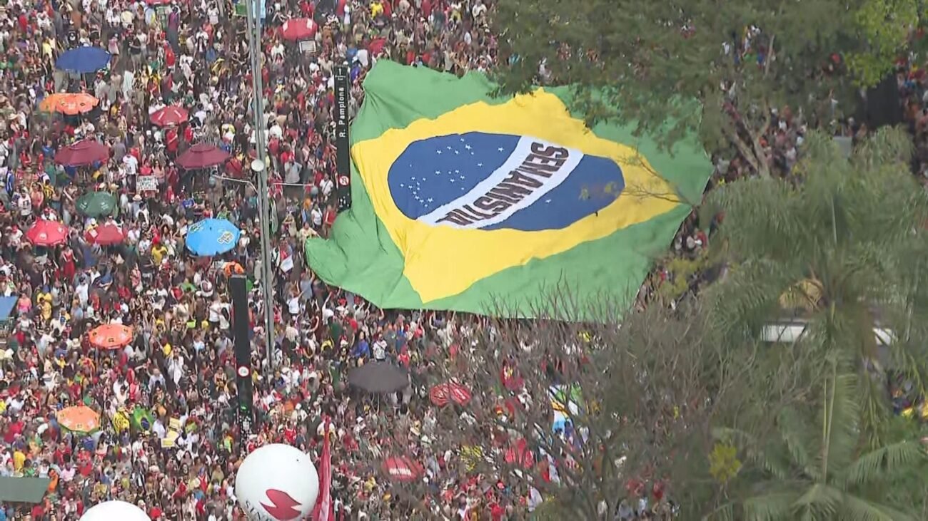 Bandeirão com os dizeres 