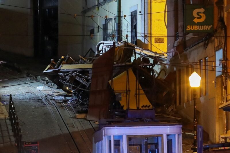 Sobe para 17 o número de mortos em acidente de bonde em Portugal