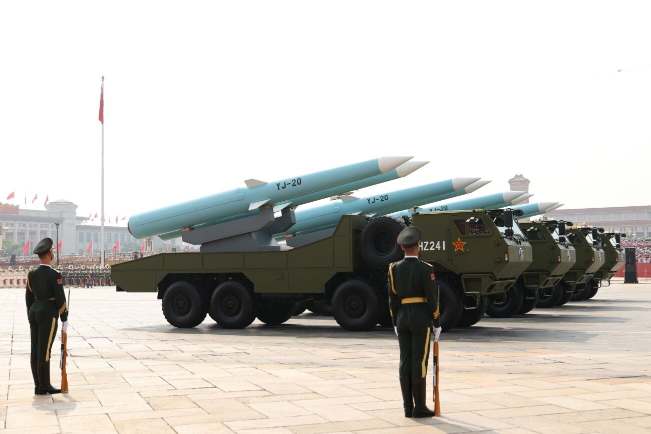 Veículos transportam os mísseis anti navio YJ-20 no desfile militar chinês. • Lintao Zhang/Getty Images