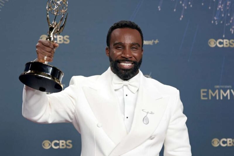 Tramell Tillman, de ‘Ruptura’, faz história como primeiro ator negro a vencer categoria