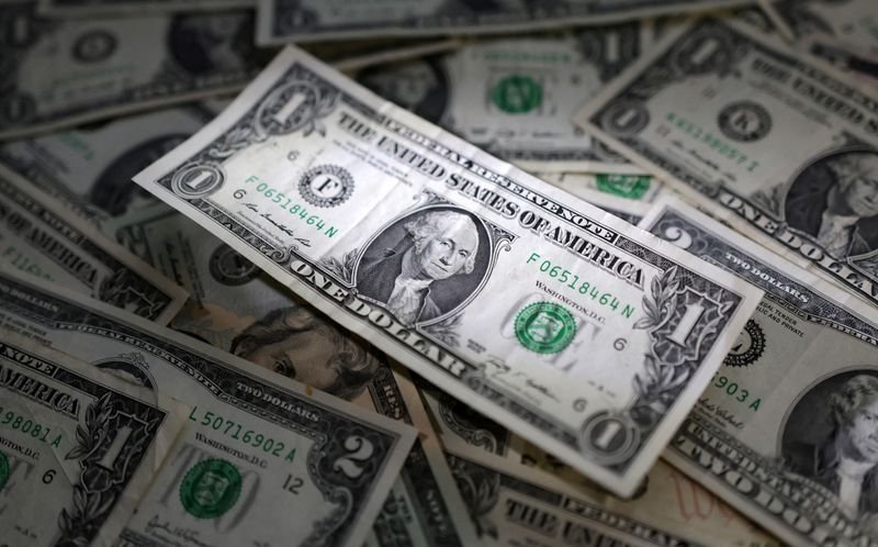 Dólar opera em leve alta com investidores à espera de dados dos EUA