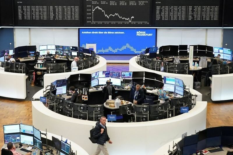 Bolsas da Europa operam em alta com dados dos EUA e tarifas no radar