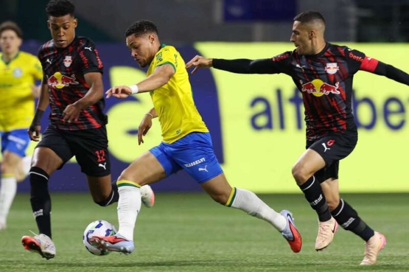 Palmeiras vira sobre o RB Bragantino e segue líder do Brasileirão