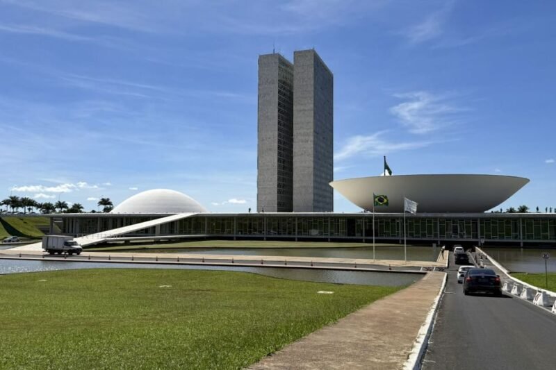 Em meio à crise nos Correios, Congresso pode aumentar orçamento de estatais
