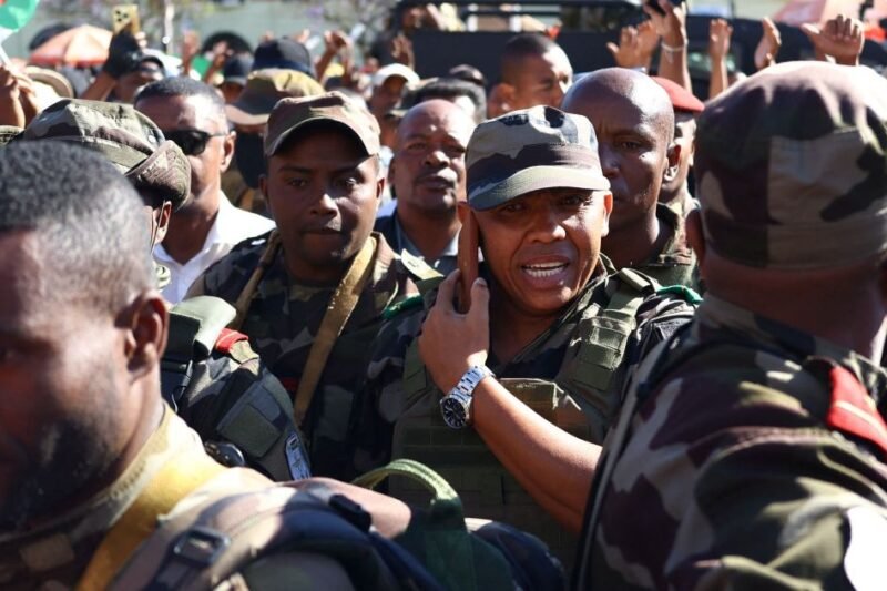 Quem é Michael Randrianirina, coronel que assumiu controle de Madagascar