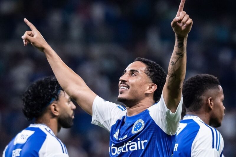 Cruzeiro vence Fortaleza e segue na cola dos líderes do Brasileirão