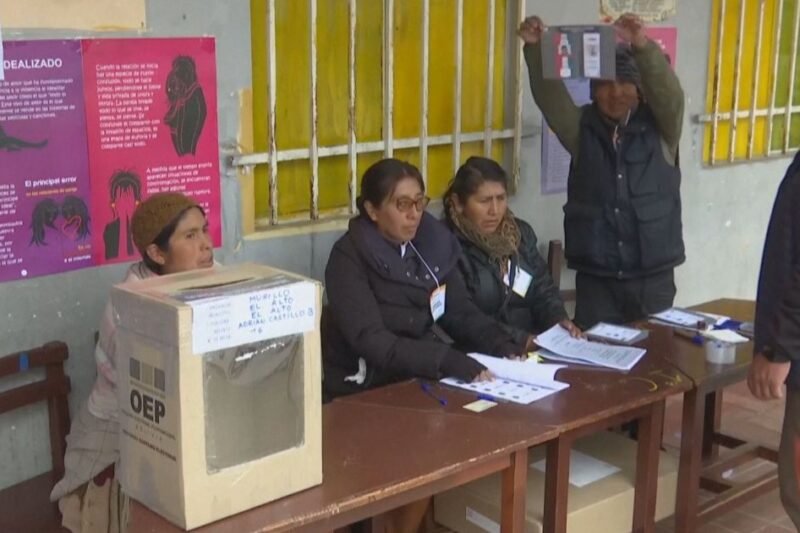 Eleitores votam na Bolívia para escolher próximo presidente