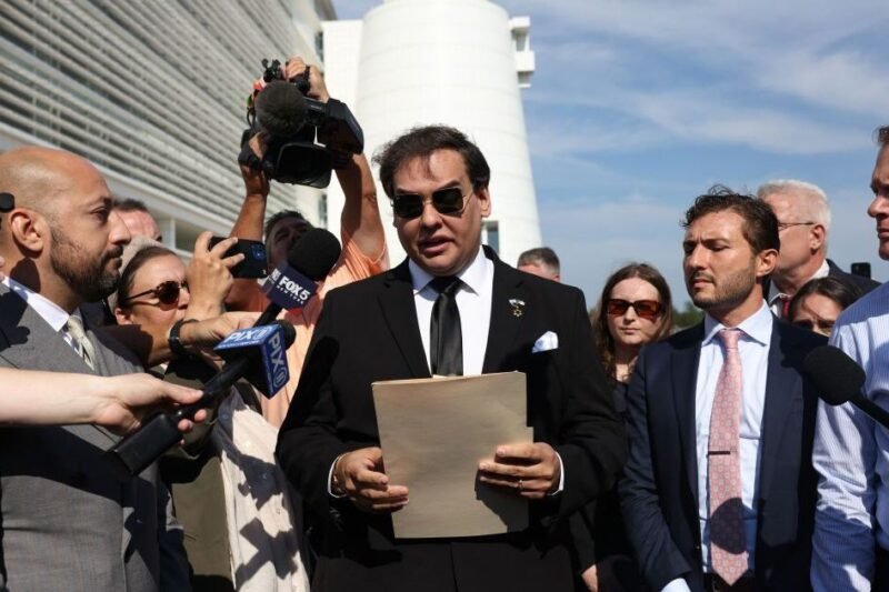 George Santos, ex-deputado de origem brasileira, é solto da prisão nos EUA