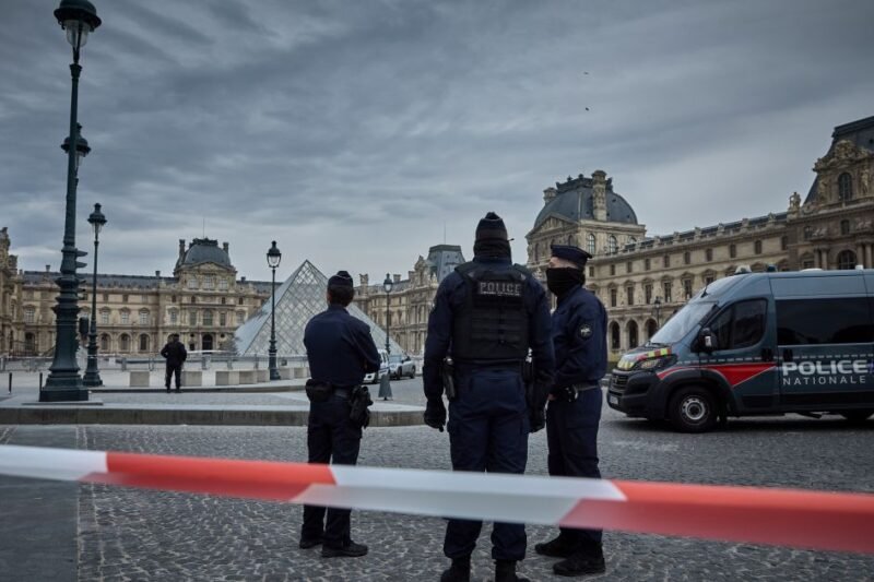 Assalto ao Louvre: especialista explica importância de peças do museu