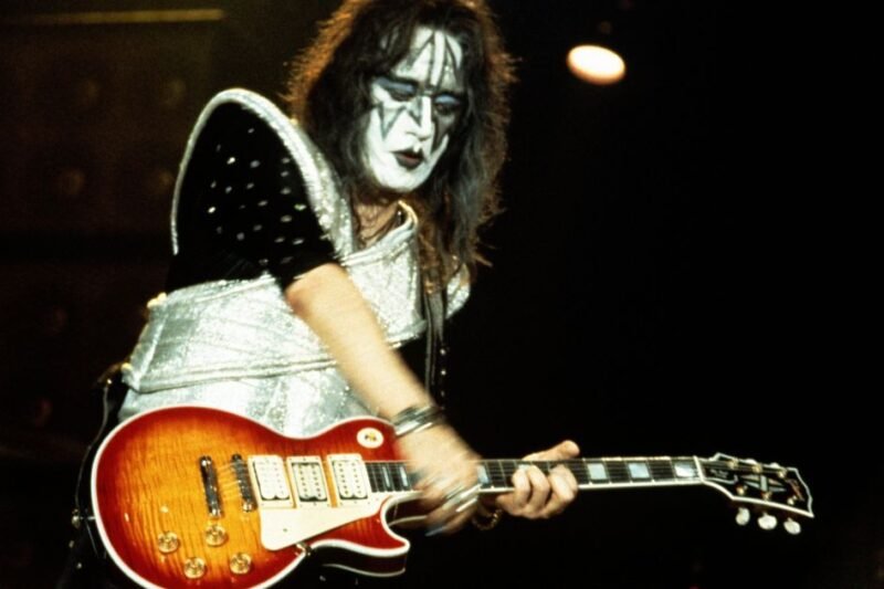 Causa da morte de guitarrista original do Kiss é revelada
