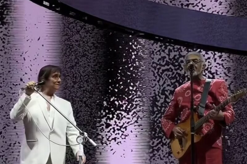 Roberto Carlos participa de último show da turnê de Gilberto Gil em SP