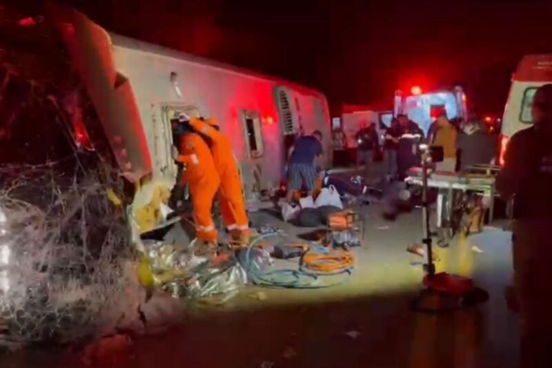 Acidente de ônibus deixa mortos e feridos no agreste de PE
