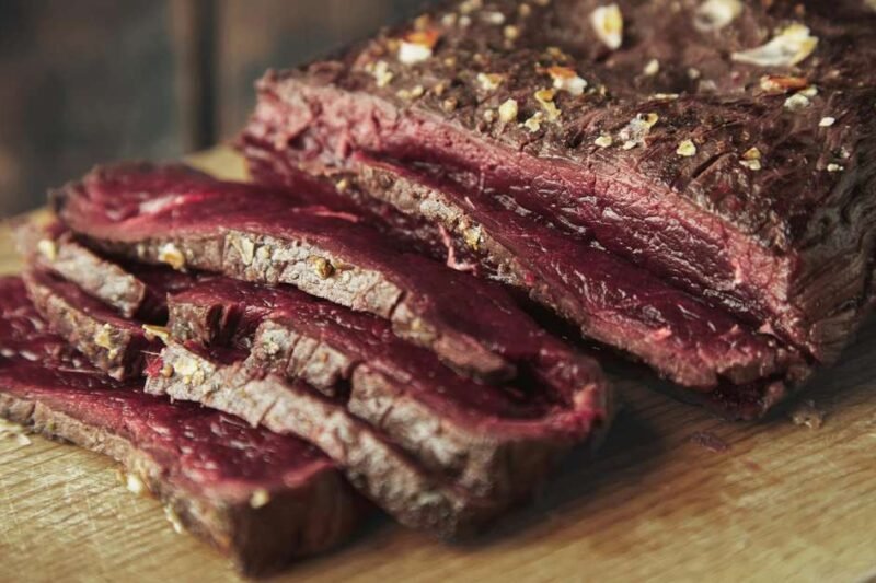 É sangue? O que é o líquido vermelho que escorre da carne mal passada?