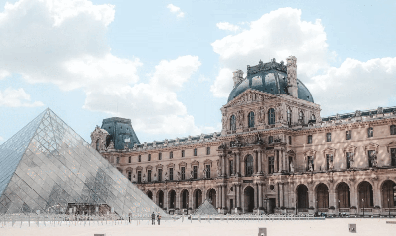 Louvre fecha por roubo: joias da coleção de Napoleão podem ter sido levadas